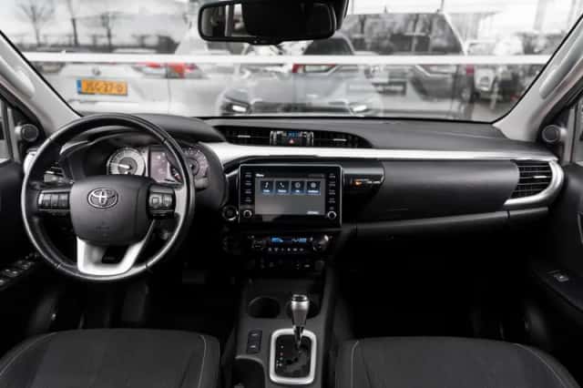 Toyota Hilux (2023) thumbnail 4