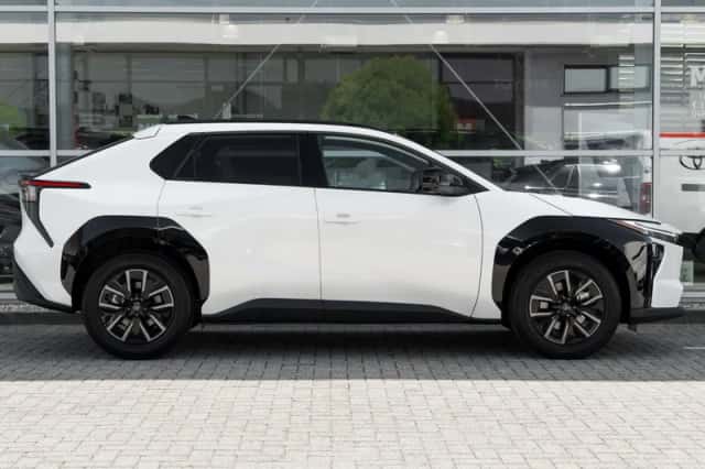 Toyota bZ4X (2026) thumbnail 3