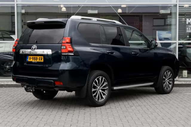 Toyota Land Cruiser (2019) thumbnail 2