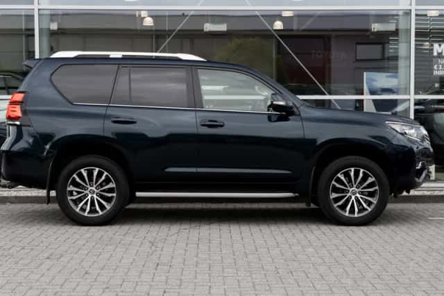 Toyota Land Cruiser (2019) thumbnail 3