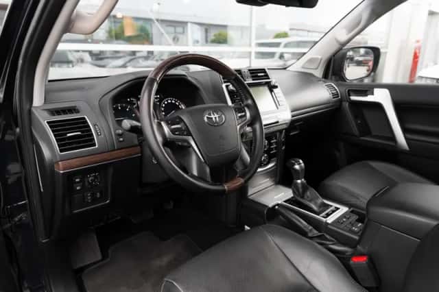 Toyota Land Cruiser (2019) thumbnail 4