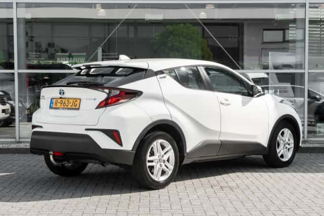 Toyota C-HR (2022) thumbnail 2
