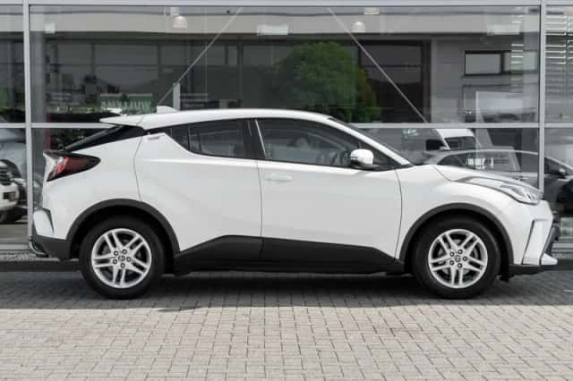 Toyota C-HR (2022) thumbnail 3