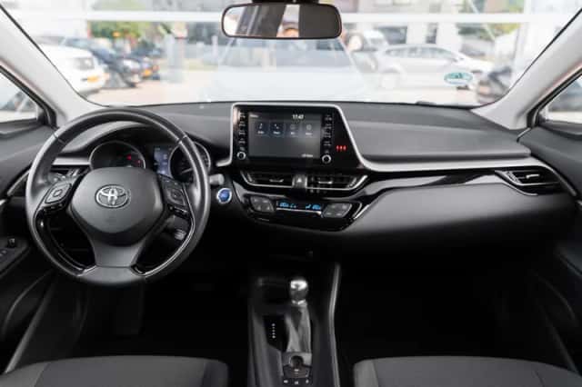Toyota C-HR (2022) thumbnail 4