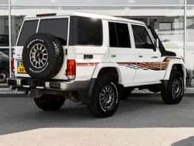 Toyota Land Cruiser (2022) thumbnail 2