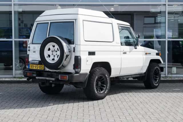 Toyota Land Cruiser (1998) thumbnail 2