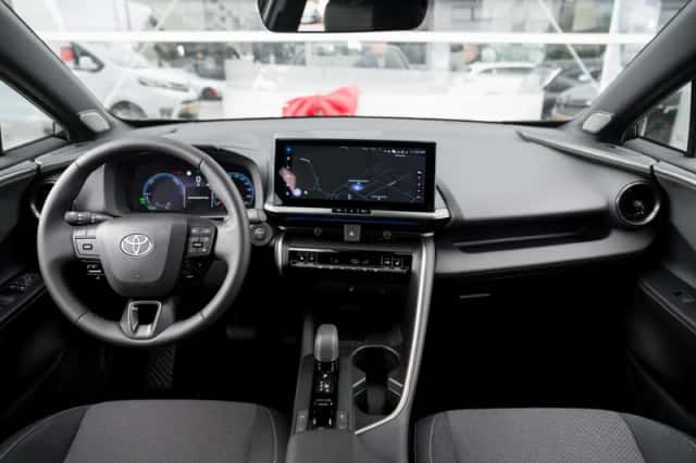 Toyota C-HR (2026) thumbnail 4