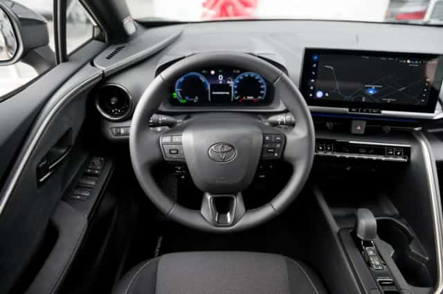 Toyota C-HR (2026) thumbnail 5