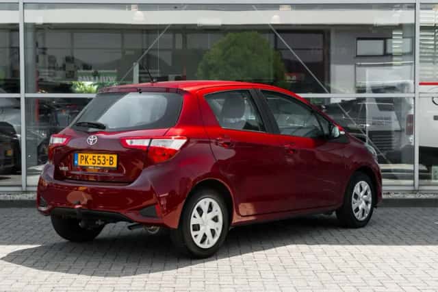 Toyota Yaris (2017) thumbnail 2