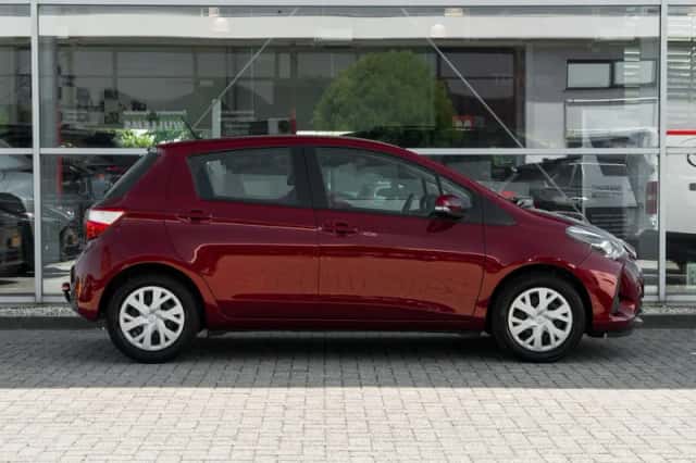 Toyota Yaris (2017) thumbnail 3