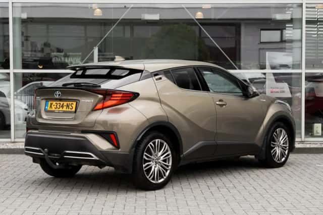Toyota C-HR (2021) thumbnail 2
