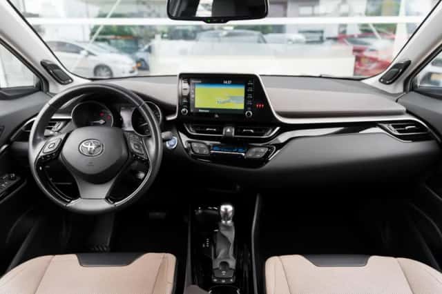 Toyota C-HR (2021) thumbnail 4