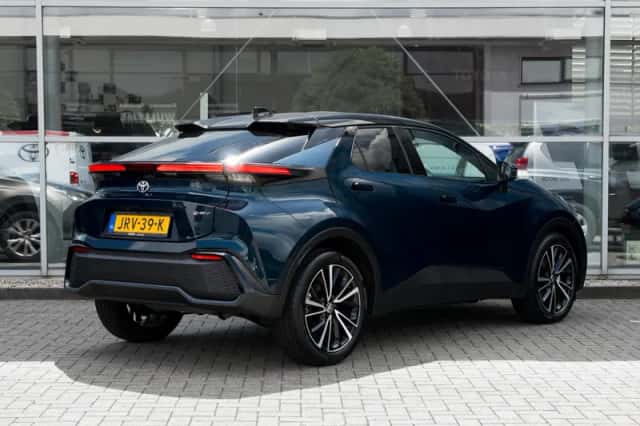 Toyota C-HR (2025) thumbnail 2