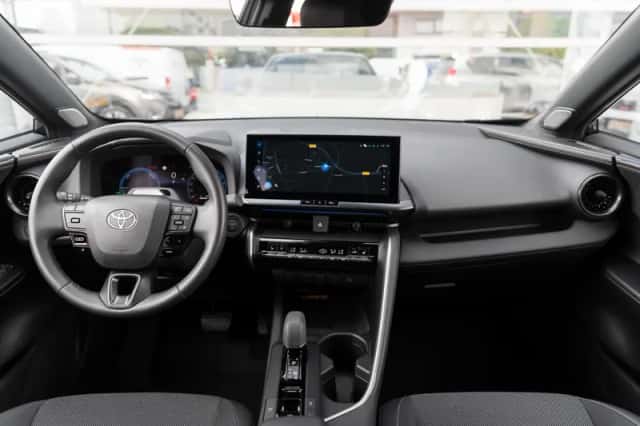 Toyota C-HR (2025) thumbnail 4