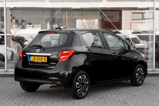 Toyota Yaris (2016) thumbnail 2