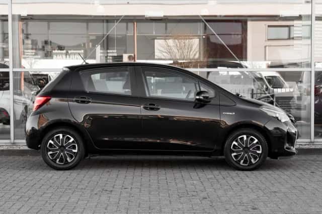 Toyota Yaris (2016) thumbnail 3