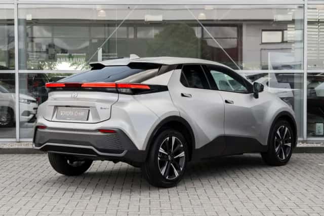 Toyota C-HR (2026) thumbnail 2