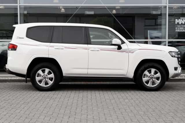 Toyota Land Cruiser (2021) thumbnail 3