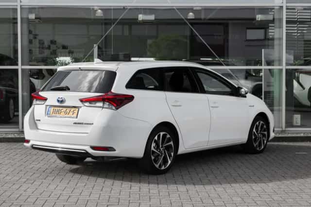 Toyota Auris (2016) thumbnail 2