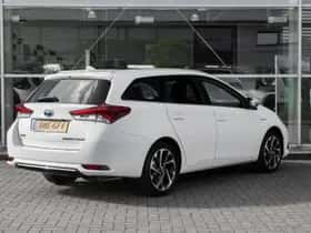 Toyota Auris (2016) thumbnail 2