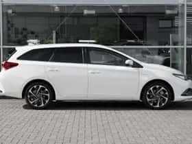 Toyota Auris (2016) thumbnail 3