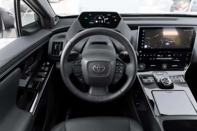 Toyota bZ4X (2025) thumbnail 5