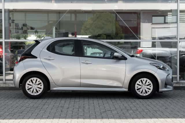 Toyota Yaris (2022) thumbnail 3