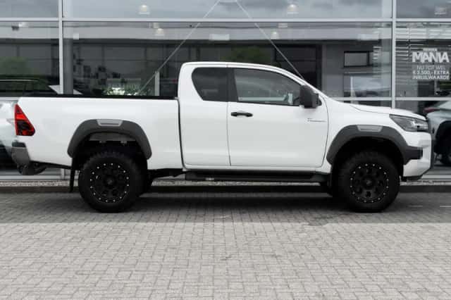 Toyota Hilux (2021) thumbnail 3