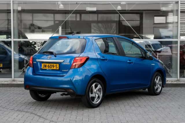 Toyota Yaris (2016) thumbnail 2