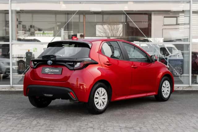 Toyota Yaris (2022) thumbnail 2