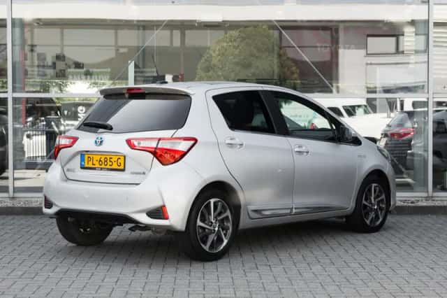 Toyota Yaris (2017) thumbnail 2