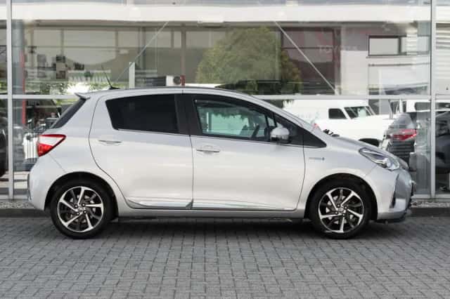 Toyota Yaris (2017) thumbnail 3