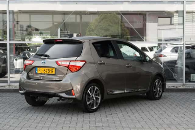 Toyota Yaris (2017) thumbnail 2