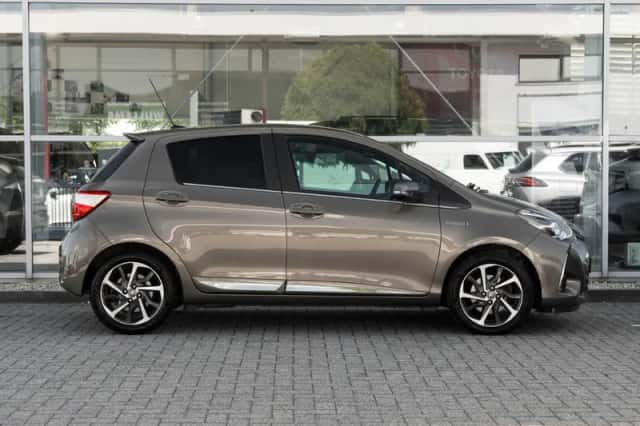 Toyota Yaris (2017) thumbnail 3
