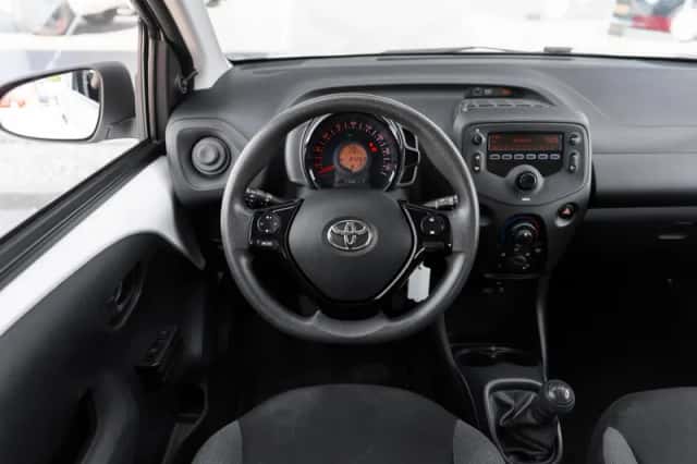 Toyota Aygo (2015) thumbnail 5