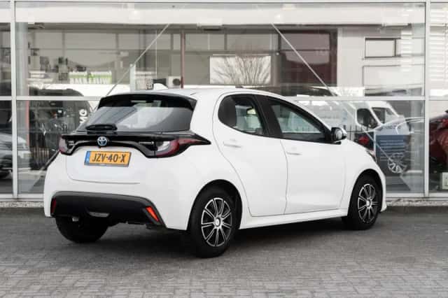 Toyota Yaris (2022) thumbnail 2