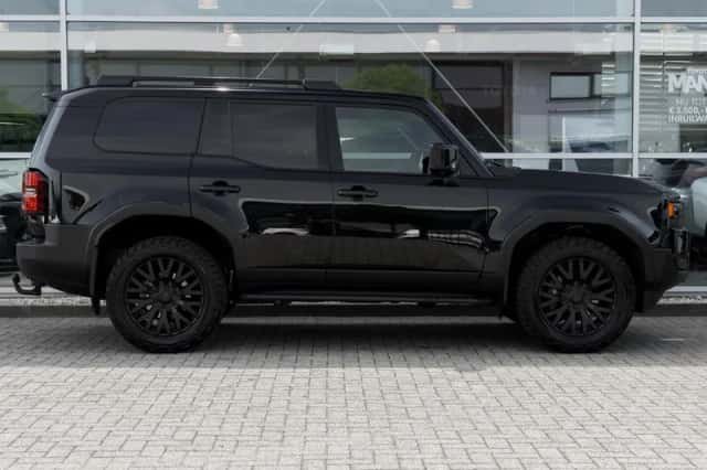 Toyota Land Cruiser (2024) thumbnail 3