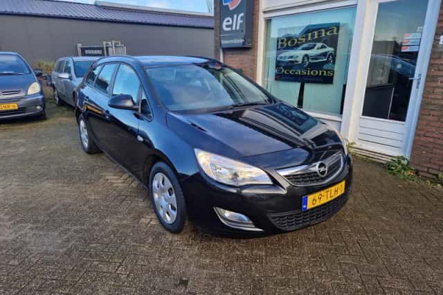 Opel Astra (2012) thumbnail 2