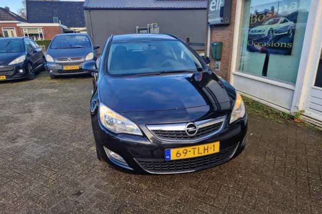 Opel Astra (2012) thumbnail 3