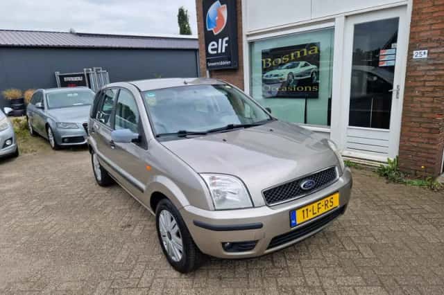 Ford Fusion (2003) thumbnail 2