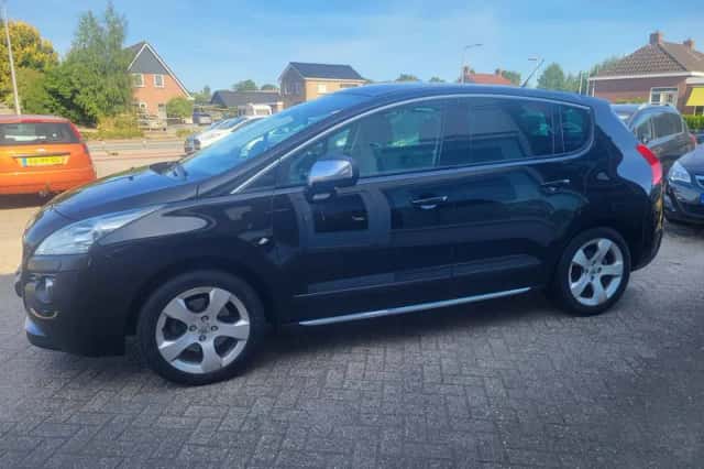Peugeot 3008 (2010) thumbnail 2