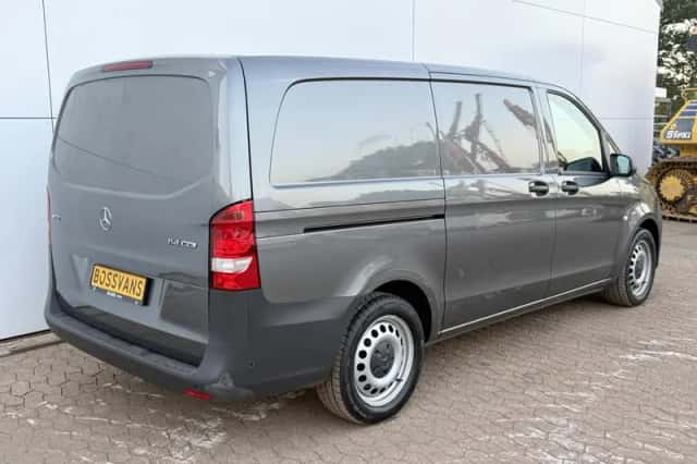 Mercedes-Benz Vito (2023) thumbnail 3