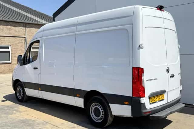 Mercedes-Benz Sprinter (2022) thumbnail 2