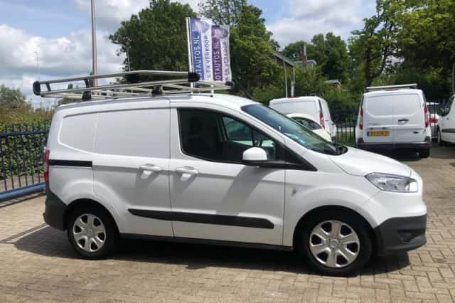 Ford Transit Courier (2017) thumbnail 2