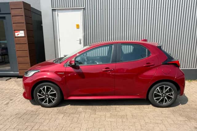 Toyota Yaris (2021) thumbnail 3