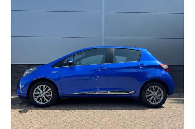 Toyota Yaris (2017) thumbnail 2