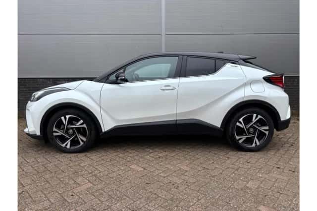 Toyota C-HR (2023) thumbnail 2