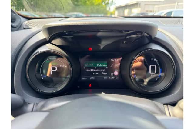 Toyota Yaris (2020) thumbnail 3
