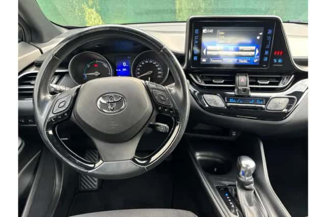 Toyota C-HR (2017) thumbnail 4