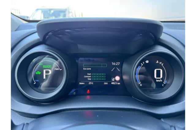 Toyota Yaris (2023) thumbnail 3